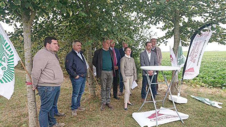 Agriculteurs et élus locaux rassemblés pour un message unique : la profession agricole travaille bien ; la société et les politiques doivent l’entendre.