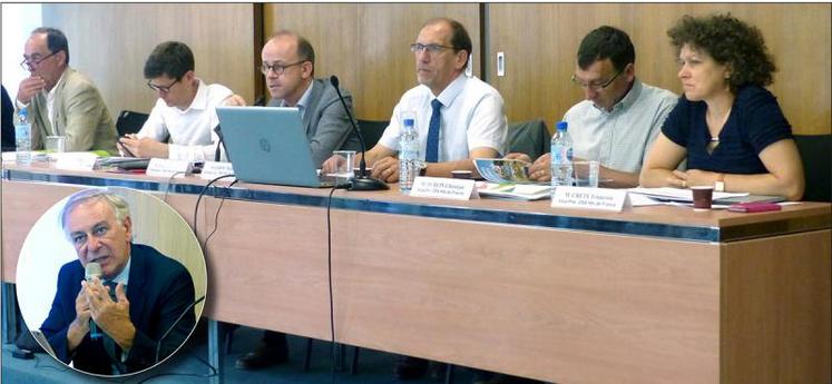 La Chambre d’agriculture des Hauts-de-France (de gauche à droite, Bruno Hass (CA60), Luc Maurer, directeur de la Draaf Hauts-de-France, Olivier Dauger et Michel Leroy, respectivement président et directeur de la chambre régionale, Christian Durlin (CA59-62), et Françoise Crété (CA80)) avait convié Jean-Paul Mulot (en bas), représentant permanent des Hauts-de-France au Royaume-Uni, à évoquer le Brexit. 