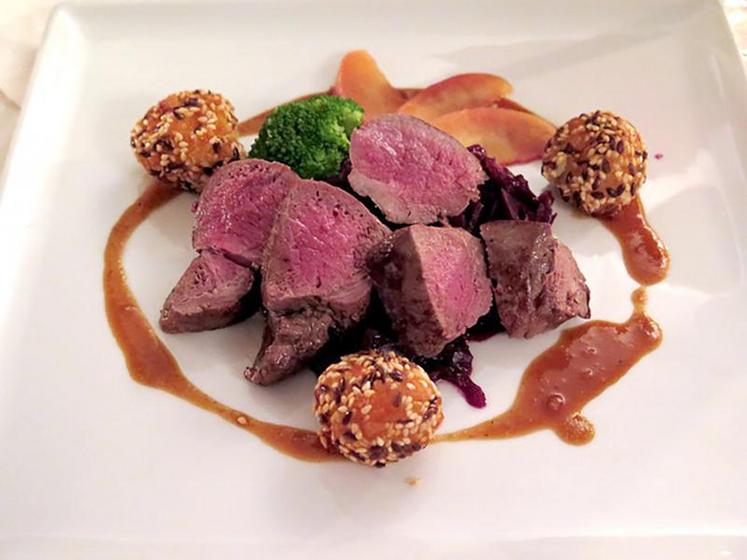 La transformation et la commercialisation au grand public de la venaison souffre en France du manque d’outils de découpe agréés dans les territoires ruraux, 
de l’irrégularité des approvisionnements par les chasseurs ou encore d’une tradition de partage des captures.