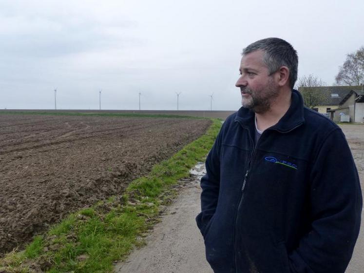 Yann Joly a cessé de traire ses cent-vingt vaches en novembre 2015. Les éoliennes détraqueraient leur système nerveux.
