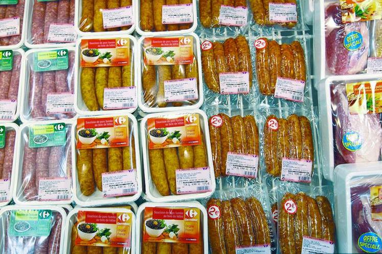 En Allemagne et en Belgique, un système de fonds abondé par la distribution permet une redistribution aux éleveurs dans les secteurs lait et charcuterie (ici un rayon en grande surface française).