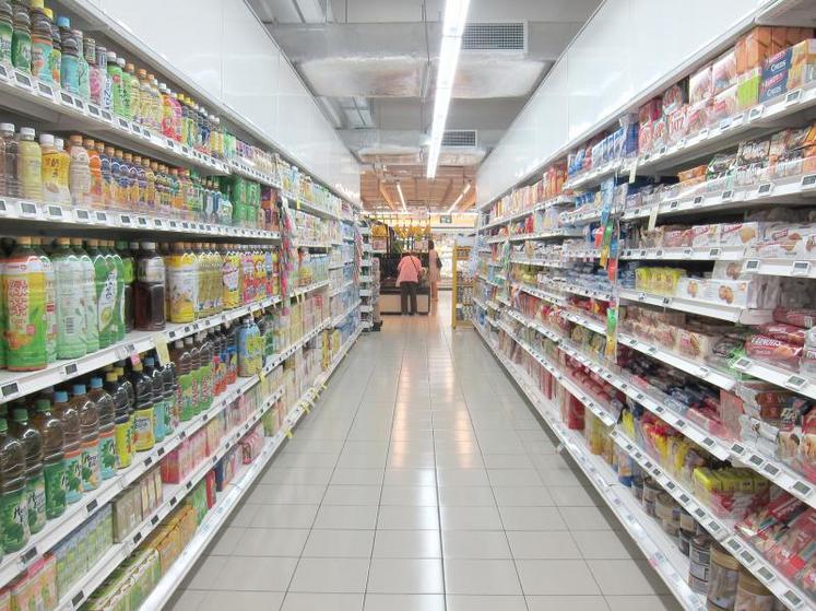 L’Observatoire des négociations commerciales entérine une diminution de 0,4 % du prix d’achat des produits alimentaires vendus sous marque nationale et confirme une nouvelle hausse pour les produits laitiers. 