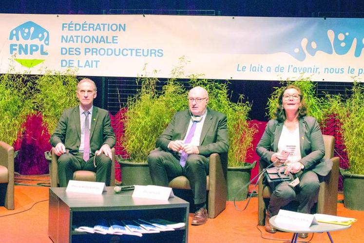 De gauche à droite : Thierry Roquefeuill, président de la FNPL ; Phil Hogan, commissaire européen à l’agriculture ; et Marie-Thérèse Bonneau, vice-présidente de la FNPL, au congrès de la FNPL, le 16 mars dernier.