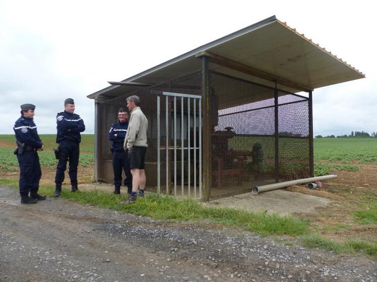 Les brigades territoriales de contact (BTC) de la gendarmerie se rendent sur place le plus régulièrement possible. Elles incitent les agriculteurs à les informer de l’emplacement de leur station d’irrigation et de tout fait suspect.