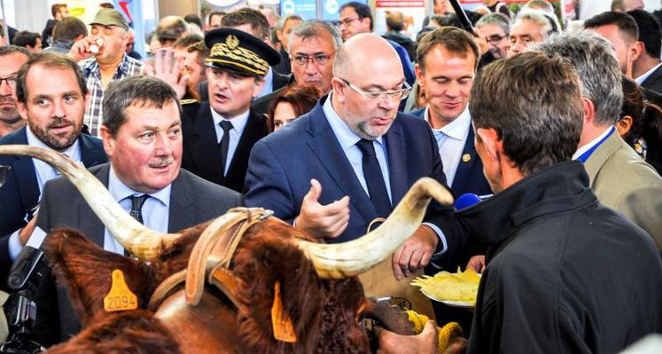 Lors de sa visite, le ministre de l’Agriculture s’est dit impressionné par la qualité des animaux présents sur le salon.