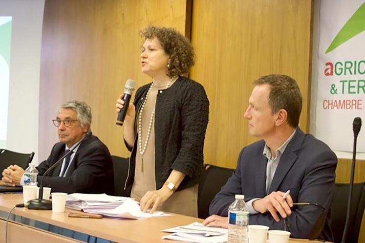 Françoise Crété, lors de la dernière session départementale, entourée du président du conseil départemental de la Somme, Laurent Somon et du directeur adjoint de la Chambre départemental d’agriculture, Olivier Morel.
