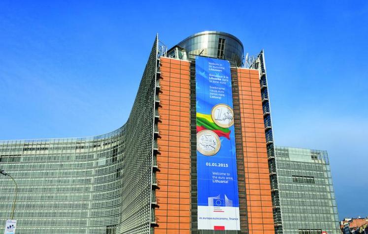 La Commission (ici le bâtiment de Bruxelles lors de l’arrivée de la Lituanie dans la zone euro) prépare de nouvelles mesures de simplifications de la Pac.