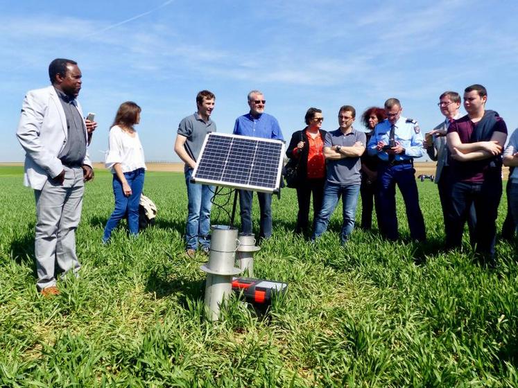 Jeudi 19 avril, Bruno Macron (3e à g.) accueillait les acteurs du projet et du monde agricole à l’inauguration de la station connectée : «Agrotecsol me permettra de gérer l’apport d’azote dans les parcelles de manière encore plus raisonnée».