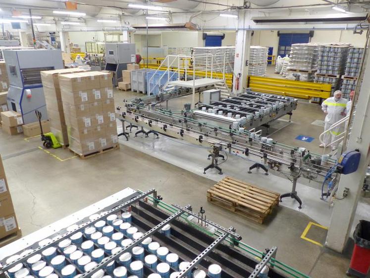 Quatre-vingts à cent vingt boîtes sont fabriquées chaque minute.