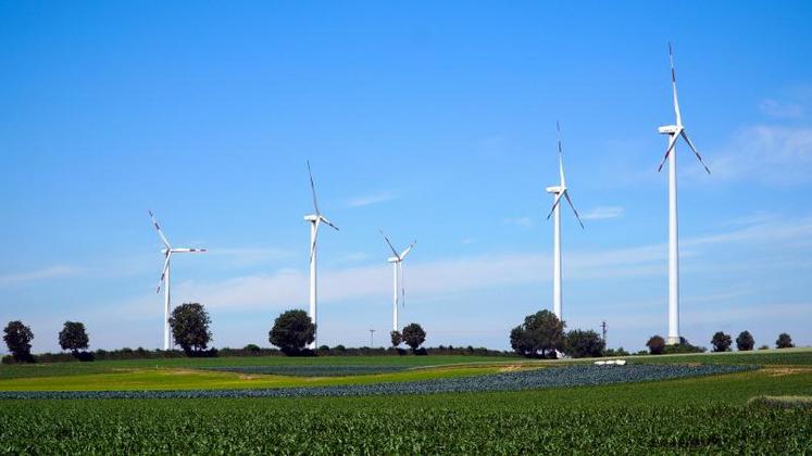 En reconnaissant que la Somme compte déjà un grand nombre d'éoliennes, Barbara Pompili appelle les autres départements picards à "prendre leur part".