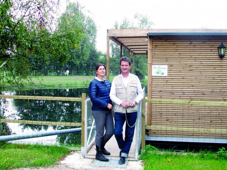 Jérôme et Marie-Annick Maillard ont installé une cabane flottante pour accueillir la clientèle.
