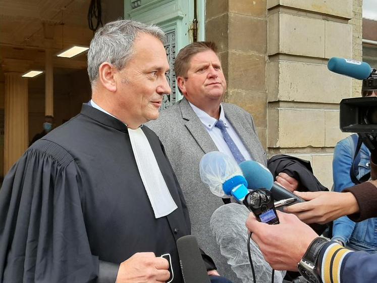 Willy Schraen et son avocat, Maître Denis Delcourt-Poudenx à leur sortie de l'audience du tribunal correctionnel de Saint-Omer, le 24 septembre.