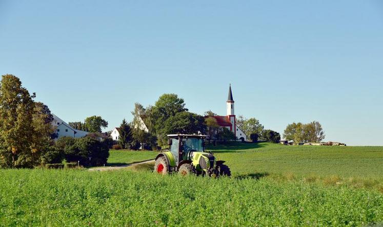 Parmi les «graves distorsions» que citent les élus : l’imposition sur les revenus fonciers, la désertification des services en milieu rural, le statut du fermage…