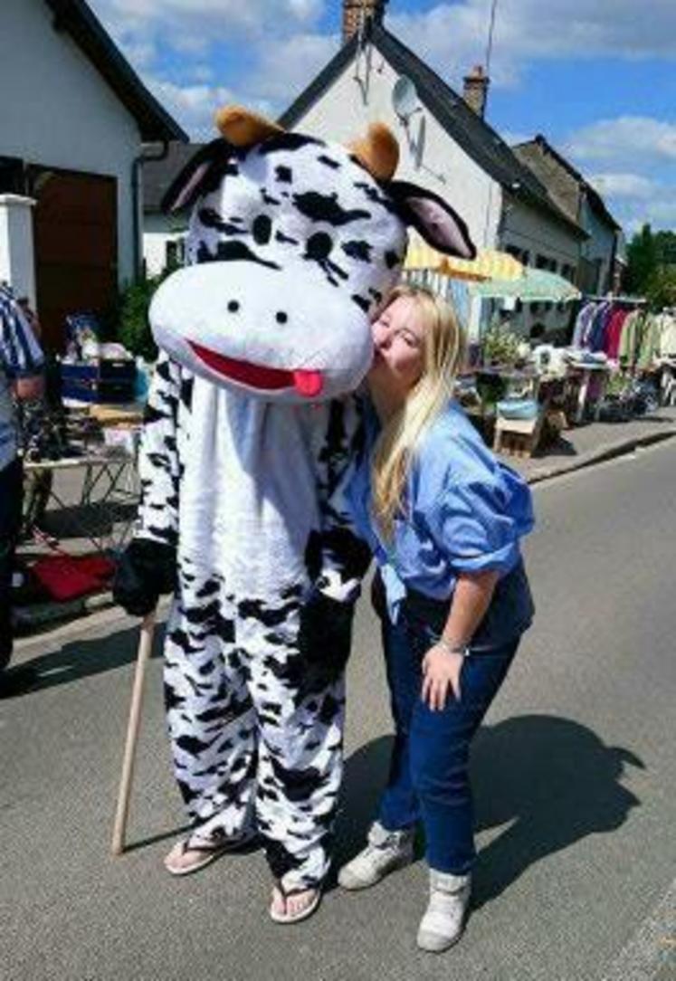 Aux côtés des jeunes agriculteurs, une drôle de vache partait à la rencontre des passants : la mascotte de Plaine en fête !
