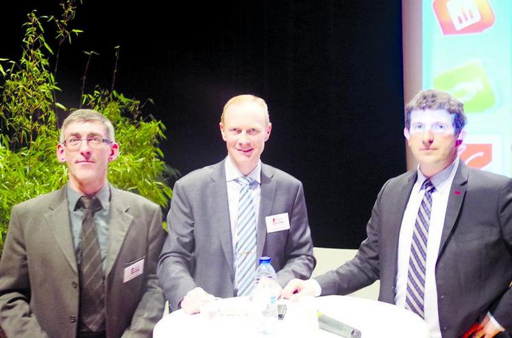 Les conseillers de CER France Somme ont constaté une dégradation du fonds de roulement des exploitations. 
Il faudra revenir à une gestion plus rigoureuse de son budget. De gauche à droite : Xavier Descamps, Christian Boddaert et Laurent Cottar