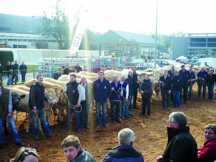 Les éleveurs de Blonde d'Aquitaine en concours à Poix.