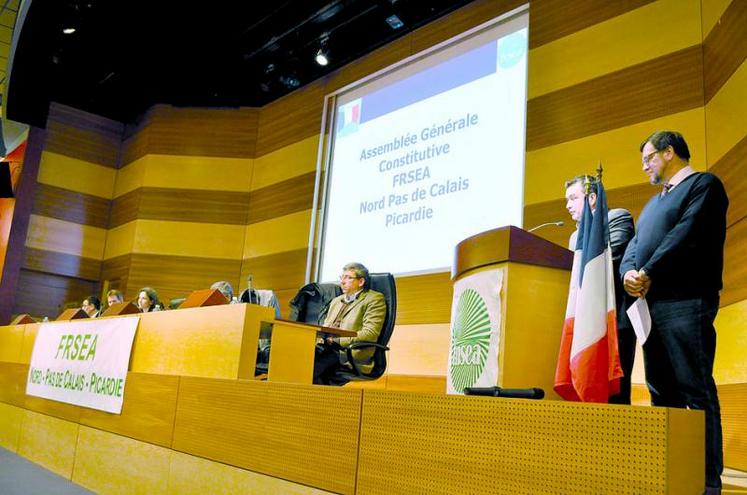 Laurent Degenne (au pupitre à gauche) et Laurent Verhaeghe ont respectivement été élus secrétaire général et président
de la nouvelle FRSEA dont le projet politique se décline autour de 3 grands axes majeurs : la performance économique
des secteurs agricoles et agroalimentaires, leur durabilité ainsi que l’évolution des métiers.