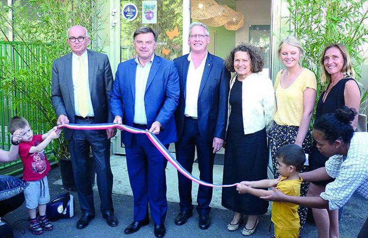 De gauche à droite – Antoine Niay, président de la MSA Picardie, Hubert de Jenlis, 1er vice-président du Conseil départemental de la Somme, Philippe Théveniaud, président de la Caf de la Somme, Françoise Crété présidente de la Maison des agriculteurs, Margaux Delettré, adjointe au maire d’Amiens, Odile Broglin, co-fondatrice de people and baby.