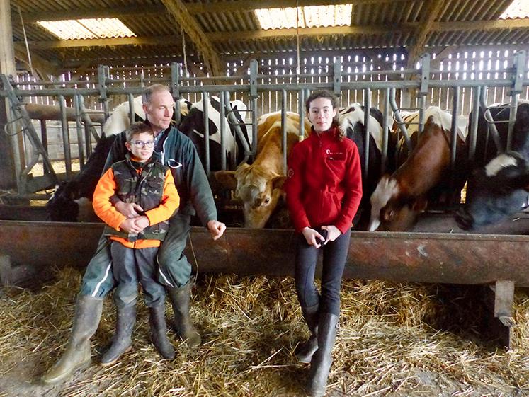 Jean-Louis Bouthors a sauvé son exploitation par la remise en cause du poste d’alimentation, avec l’affouragement  en vert. Un défi qu’il a su relever avec le soutien de sa famille (ici ses enfants, Louis et Laura).