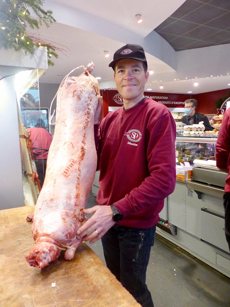 Sébastien Pocholle travaille les carcasses entières. Cet agneau des prés salés sera découpé : gigot, côtes… Les parties moins nobles seront transformées  en terrine aux salicornes, tajine ou couscous. 