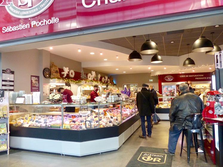 La vitrine de la boucherie-charcuterie-traiteur fait saliver. Les clients sont séduits par le savoir-faire, la qualité  de la viande, son origine France, le plus possible de la région. 