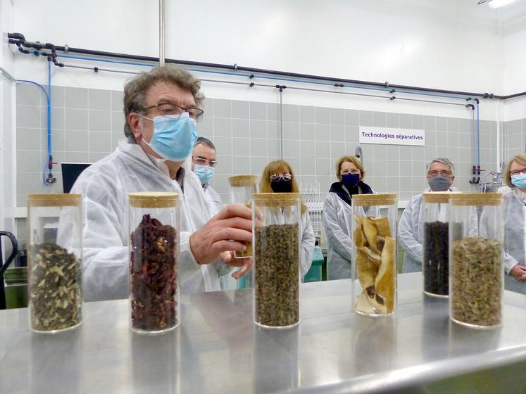Philippe De Braeckelaer, directeur d’Extractis, et Christophe Buisset, son président, présentaient leur activité aux élus locaux, le 12 janvier, jour de remise officielle de l’aide France relance. 