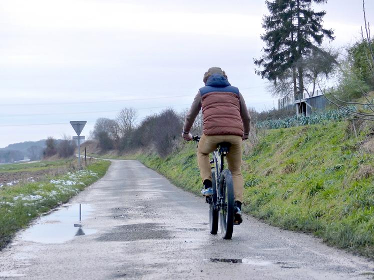 En Hauts-de France, en 2017, 646 400 actifs résident à moins de 5 km de leur lieu de travail. Près d’un quart d’entre eux s’y rendent en marche, vélo ou trottinette. 