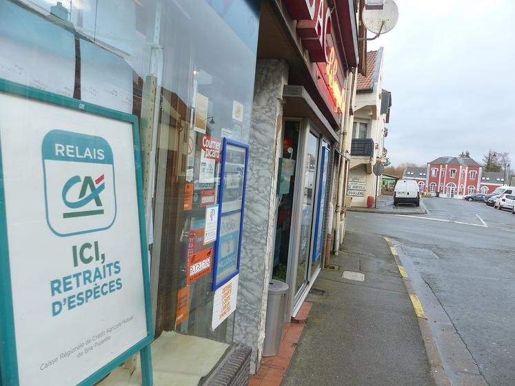 David Levazeux (à dr.) retire du liquide au café Le Campanella. Pour Jérôme Bridel, le patron,  «la demande est forte. En début de mois, c’est même tendu au niveau de la caisse.» 