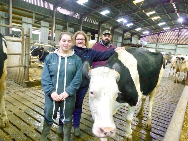 Mickaël et Pauline ont à cœur de transmettre leur métier. Deux apprentis travaillent chez eux, et leur nièce (photo) et leurs trois enfants y passent leur temps libre.
