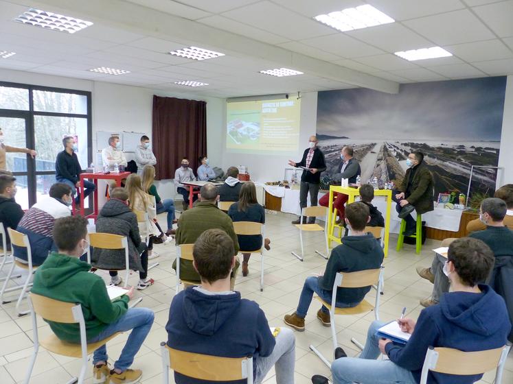 Les BTS Acse de la MFR de Flixecourt savent qu’ils auront toujours à remettre en cause le système de leur future exploitation. Pour avoir des exemples concrets,  ils invitaient des professionnels pionniers dans leur filière à témoigner. 