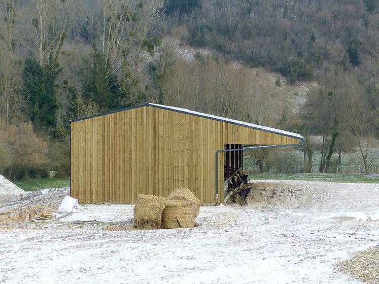 Parmi les leviers pour réduire l’empreinte carbone : la construction d’un bâtiment pour les élèves, qui leur offre plus de confort, donc une meilleure croissance,  et un âge au premier vêlage réduit. 