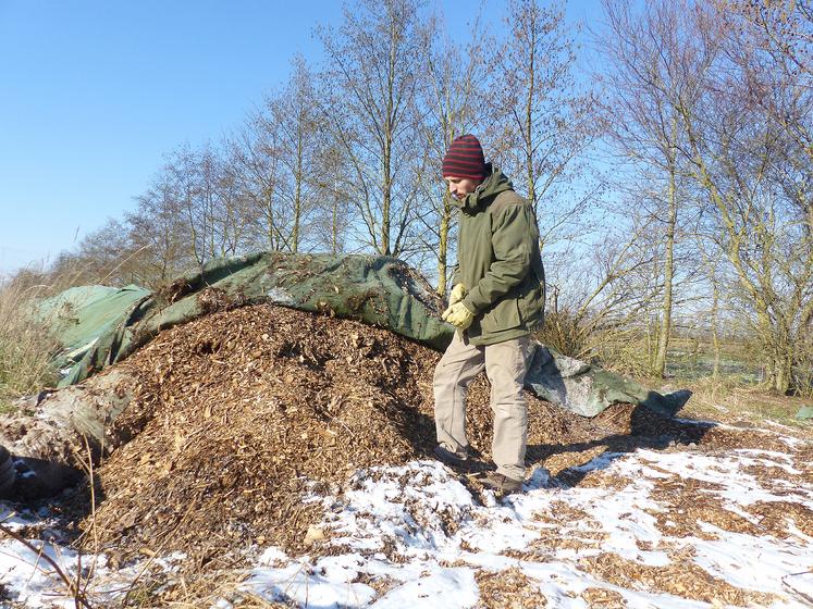 Depuis une dizaine d’années, les Deraeve ont investi dans une chaudière alimentée avec les tailles des arbres de l’exploitation réduites en copeaux. La maison, les bureaux et la boulangerie sont ainsi chauffés. Un exemple de projet subventionnable aujourd’hui. 