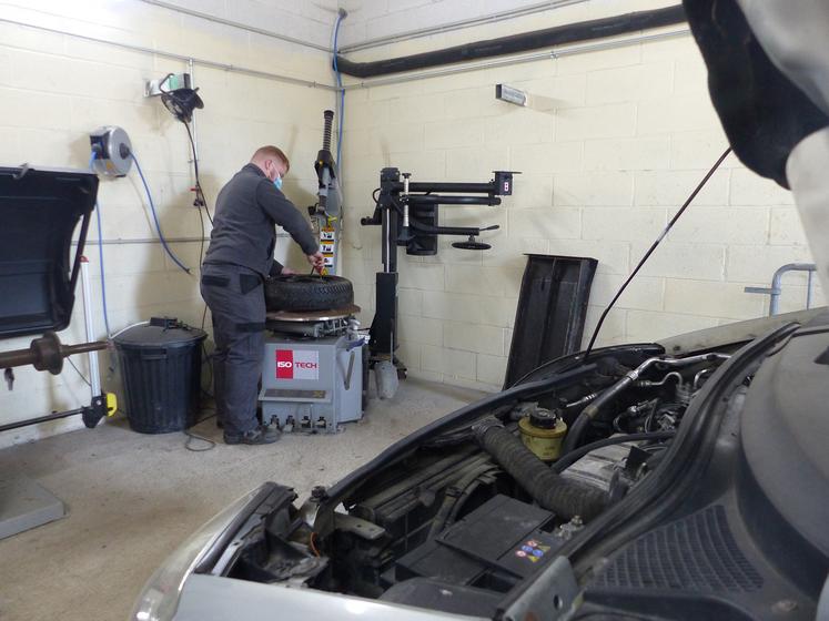 Parmi les activités du garage solidaire : la remise en état par les salariés en insertion de véhicules donnés, qui seront ensuite revendus à bas prix à des personnes en difficulté financière. 