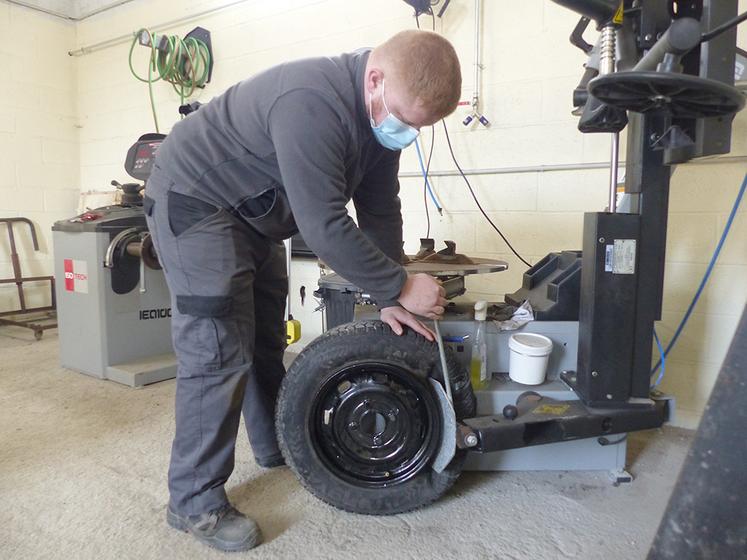 Parmi les activités du garage solidaire : la remise en état par les salariés en insertion de véhicules donnés, qui seront ensuite revendus à bas prix à des personnes en difficulté financière.