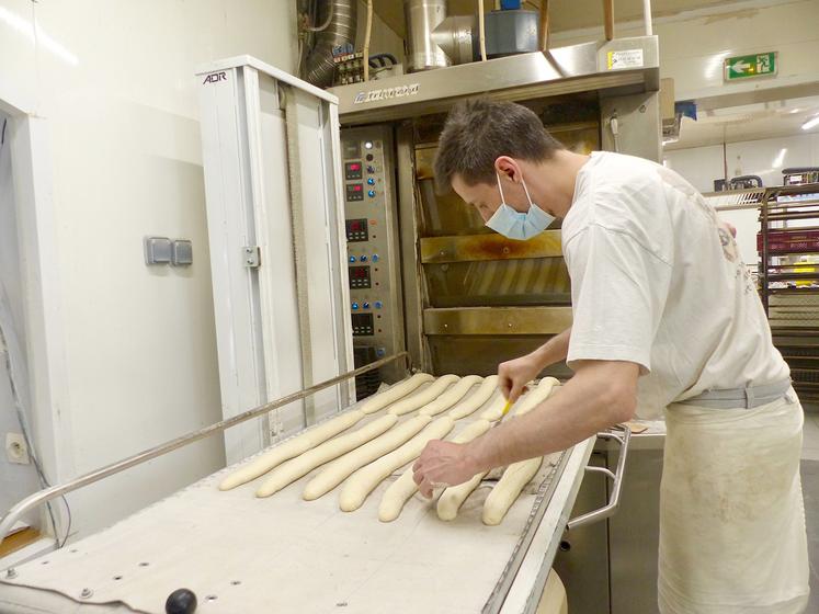 La baguette doit être façonnée à la main, nourrie d’une pouliche (mélange d’eau, de farine et de levure) préparée  la veille, et cuite au four à sole. 