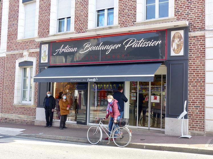 La création de l’Avocette est fièrement affichée sur la devanture de la Maison Hébert, à Flixecourt. On y fait la queue ! 