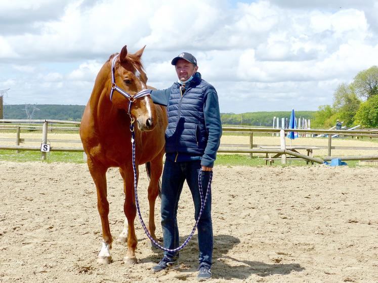 François Herlaut, gérant de Natural Ponies : «la reprise des concours est une bouffée d’oxygène pour tous.» Ula Hoop Villers, Selle Français de treize ans, est le premier ravi. 