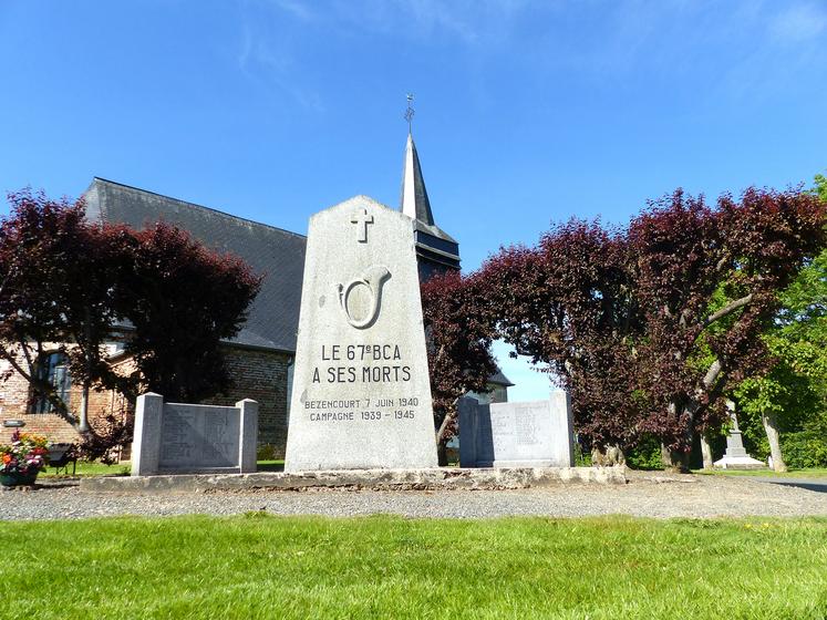 Le monument aux morts dédié au 67e bataillon des chasseurs alpins est construit en granit de Savoie.