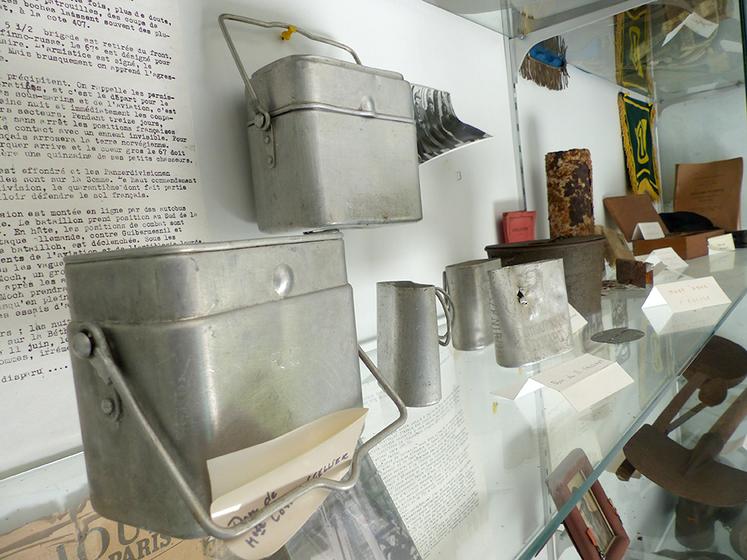 Comme cette gourde percée d’une balle, «les objets n’ont aucune valeur, si ce n’est celle du souvenir.