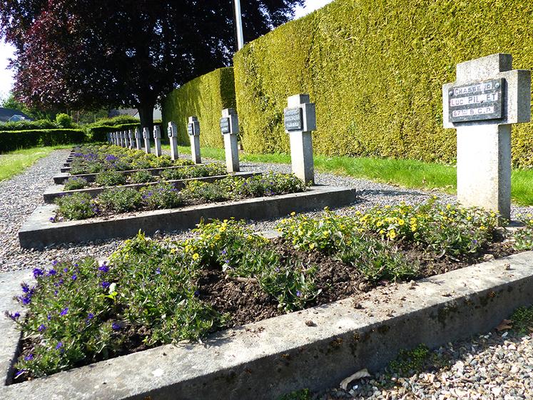 Chaque année, les tombes des seize chasseurs enterrés dans le carré militaire sont ornées de fleurs jaunes et bleues. 