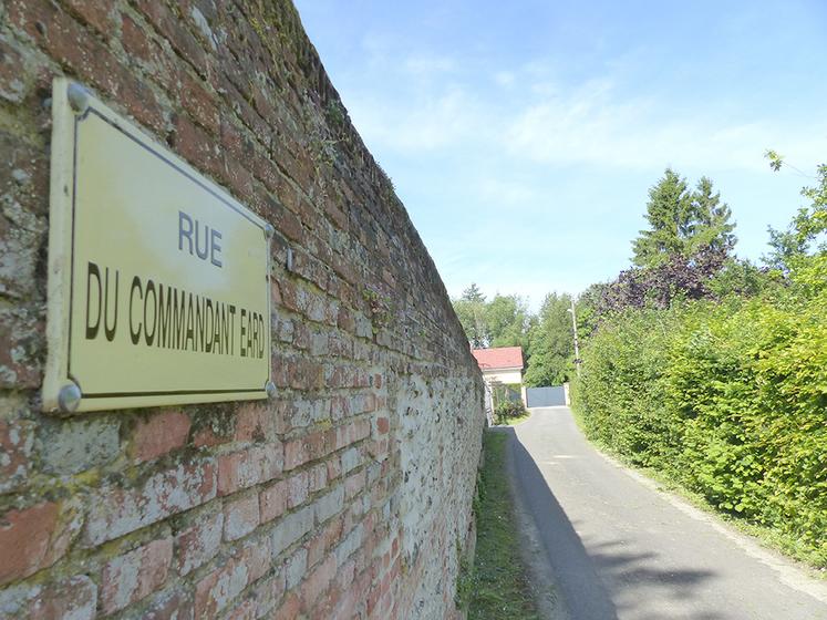 Le commandant Eard, un des rares survivants de la bataille de Bezencourt,  est venu s’installer à Hornoy-le-Bourg après la guerre pour être proche  de ses hommes. Une rue porte désormais son nom. 