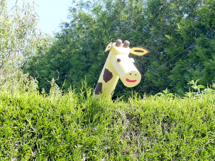 Comme Élisabeth et Roger, les Longuevilletois ont exposé leurs animaux 100 % récup’ devant leur maison. Les créations sont à découvrir cet été. 