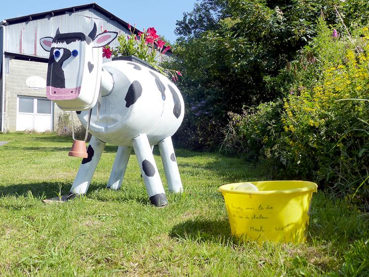 Comme Élisabeth et Roger, les Longuevilletois ont exposé leurs animaux 100 % récup’ devant leur maison. Les créations sont à découvrir cet été. 