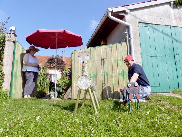 Comme Élisabeth et Roger, les Longuevilletois ont exposé leurs animaux 100 % récup’ devant leur maison. Les créations sont à découvrir cet été. 