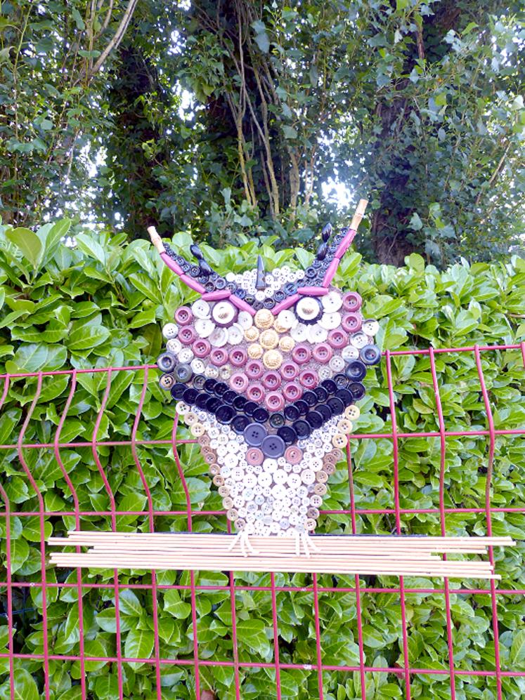 Comme Élisabeth et Roger, les Longuevilletois ont exposé leurs animaux 100 % récup’ devant leur maison. Les créations sont à découvrir cet été. 