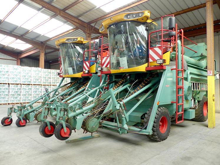 Pour récolter les graines de lin, les liniculteurs-multiplicateurs de semences  de la Calira bénéficient de la mise à disposition de deux écapsuleuses  des établissements Brygo (59). 