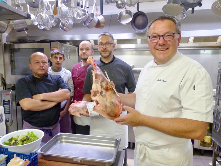 De juillet à fin décembre, l’agneau AOP est à la carte de Jackie Masse (à dr.) et de son équipe, au restaurant La Terrasse, à Fort-Mahon-Plage. 