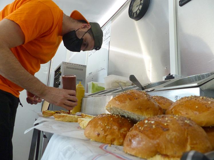 Concocter un bon hamburger est un savoir-faire que Mehdy Ounane maîtrise parfaitement. 