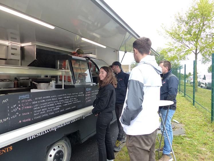 Avec son camion Mes dix coups de fourchette, Mehdy est libre :  «Si ça ne fonctionne pas à un endroit, je vais ailleurs». 