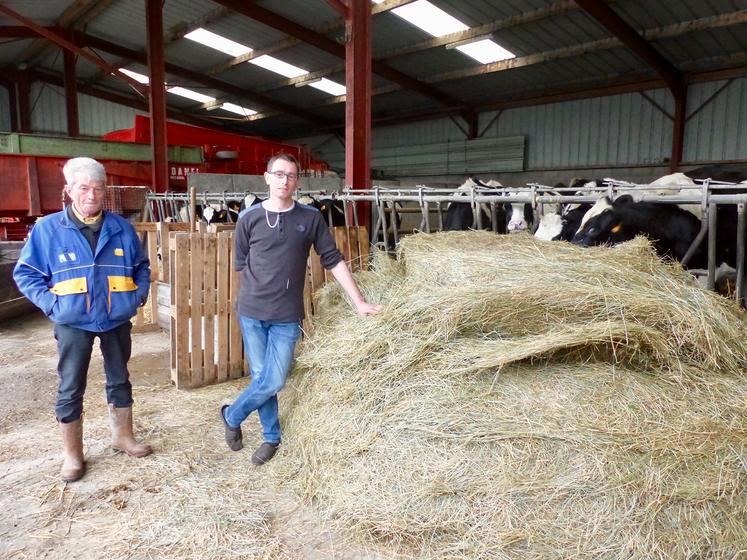 Hervé, ici avec son père Simon, cultive 70 ha et élève 35 VL. «Je traîne moins le soir car je dois rentrer à l’heure», rit-il. 